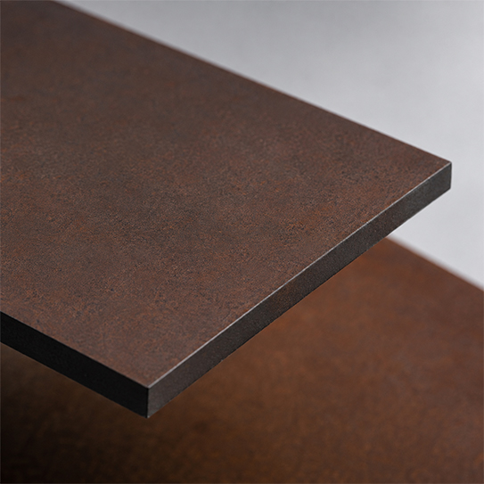 Plaque d’acier Corten avec patine stabilisée brun foncé correspondant à la phase finale du cycle d’oxydation.