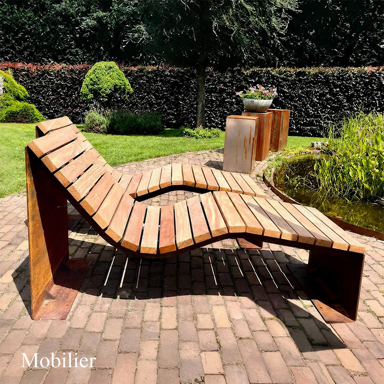 Chaise longue aux lignes courbes fabriquée en acier Corten avec une assise en bois dans un jardin paysager.
