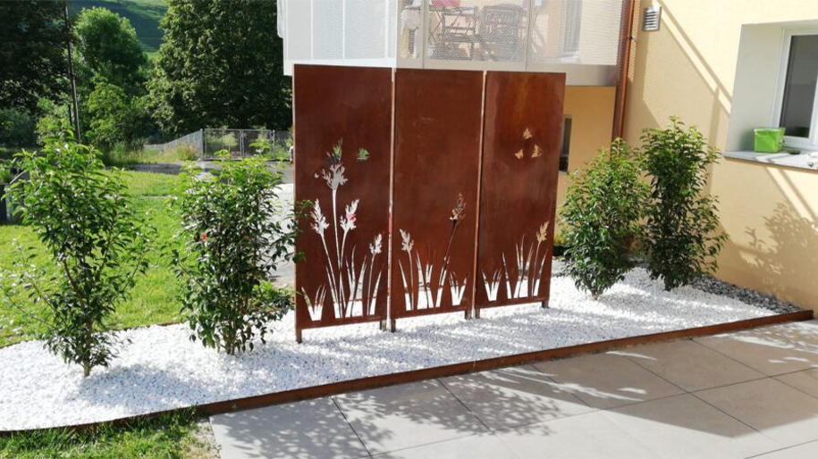 claustra acier Corten Maroc; brise-vue acier Corten; panneau décoratif Corten; motif végétal découpé laser; séparation de jardin; clôture acier Corten; occultation extérieure; claustra sur mesure; aménagement paysager Corten; panneau métallique décoratif