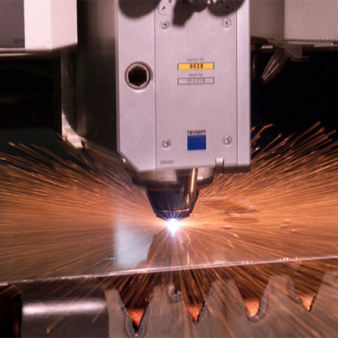 Machine de découpe laser réalisant une pièce métallique destinée à la fabrication d’un ouvrage en acier Corten.
