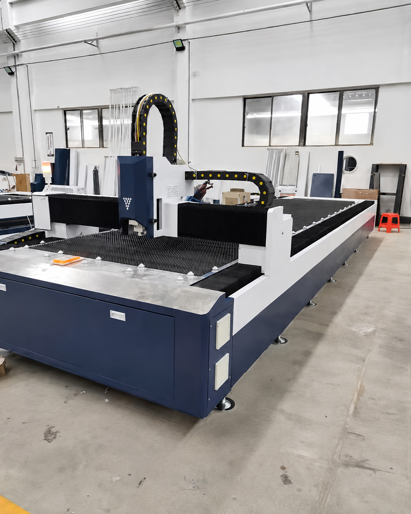 Machine de découpe laser fibre CNC utilisée dans un atelier acier Corten au Maroc pour la fabrication de pièces métalliques sur mesure.