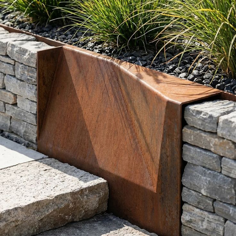 Panneau de soutènement en acier Corten intégré entre deux murs en pierre dans un jardin paysager contemporain.