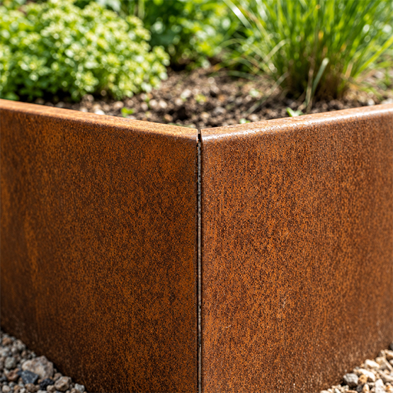 Structure intérieure renforcée d’une grande jardinière en acier Corten destinée à un aménagement paysager.