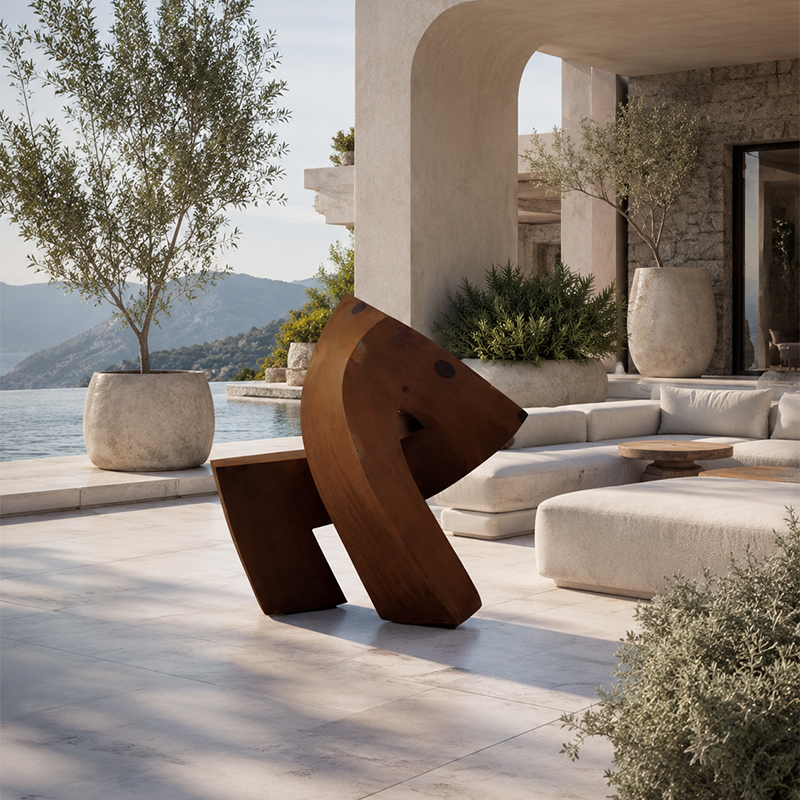 Sculpture abstraite représentant un cheval en acier Corten installée sur la terrasse d’une villa contemporaine.