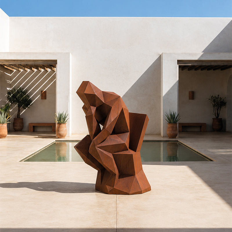 Sculpture figurative aux formes géométriques en acier Corten installée dans un patio contemporain près d’un bassin.